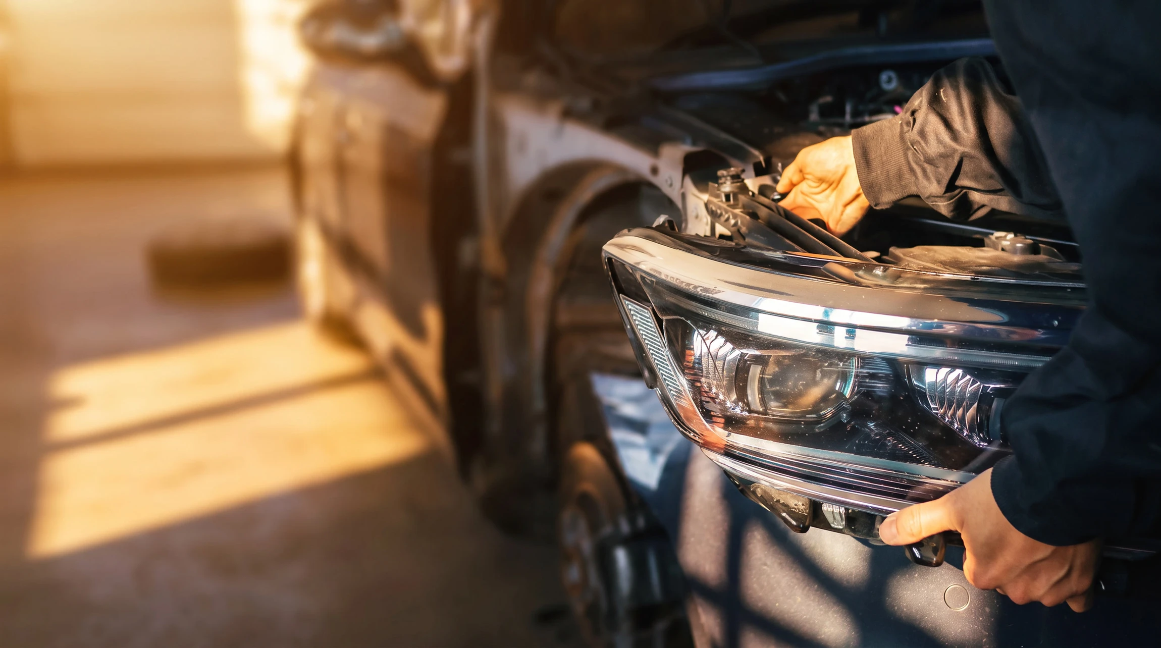 Photographie d'un véhicule automobile positionné dans un atelier de contrôle technique, avec un contrôleur qualifié effectuant une inspection approfondie du véhicule (vérification des freins, de la direction, de l'éclairage ou des liaisons au sol). L'image doit montrer le professionnalisme du centre avec équipements visibles en arrière-plan, reflétant l'expertise technique et l'accueil personnalisé du centre ACW Contrôle.