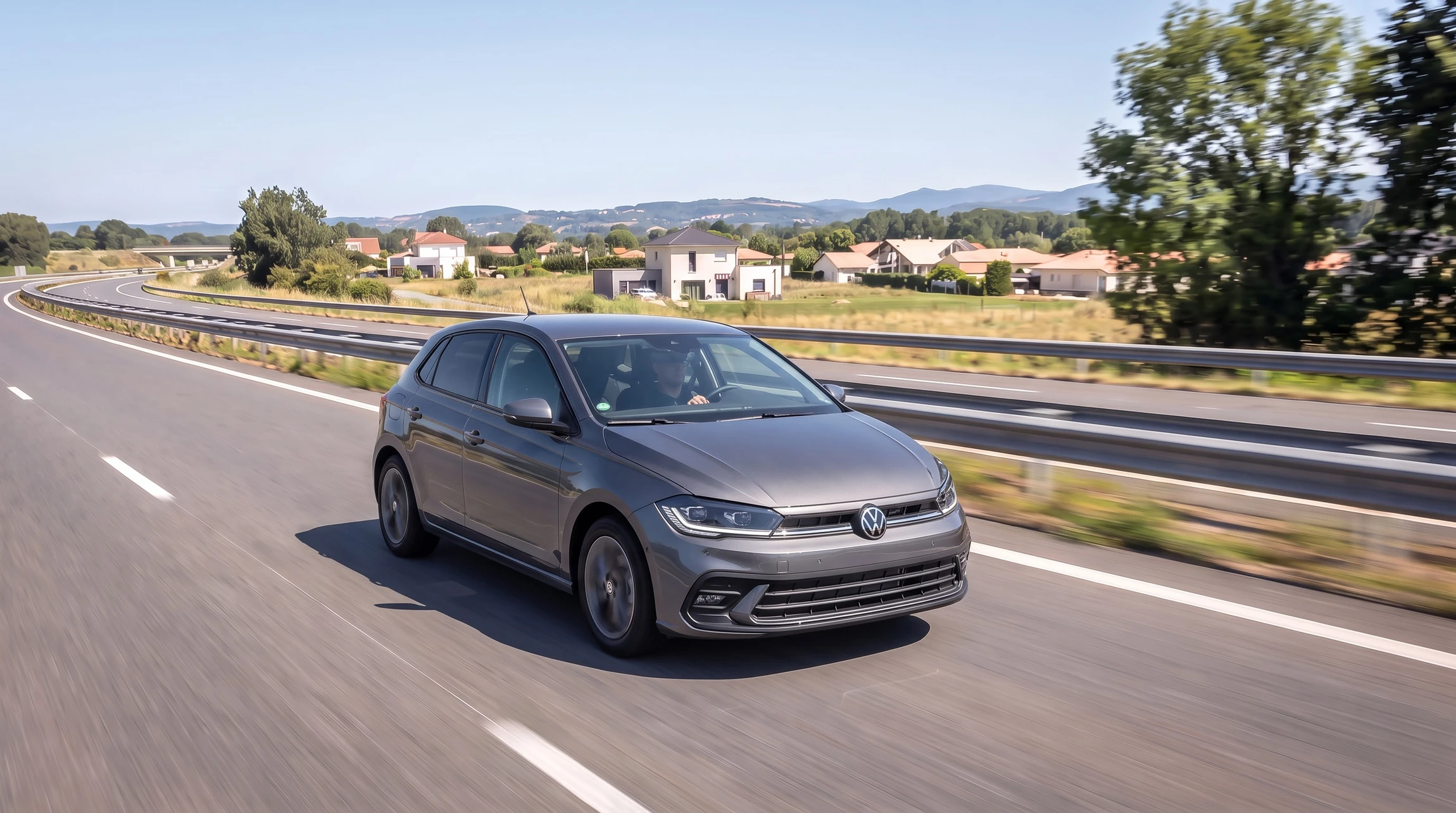 Mécanicien automobile travaillant sous un véhicule surélevé dans un garage professionnel